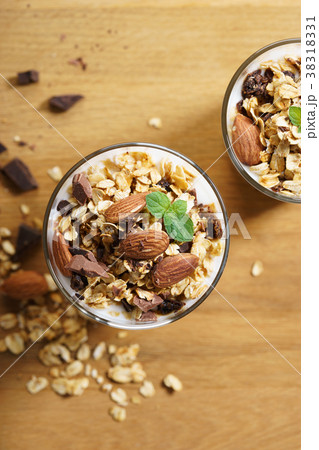 Yogurt Parfait with oat granola 38318331