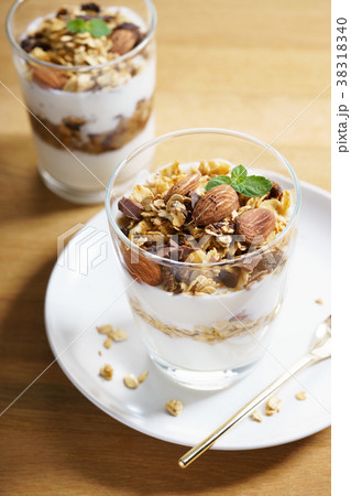 Yogurt Parfait with oat granola 38318340