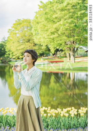 花畑で写真を撮る若い女性 花畑で写真を撮る若い女性 38318493