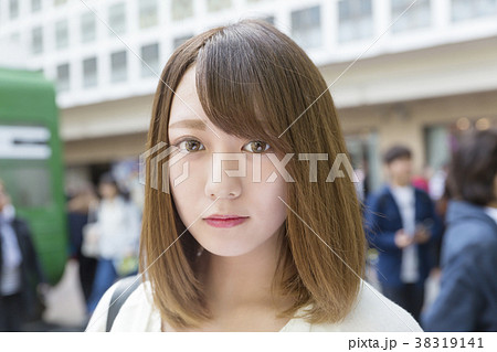 見つめる女性　渋谷駅 38319141