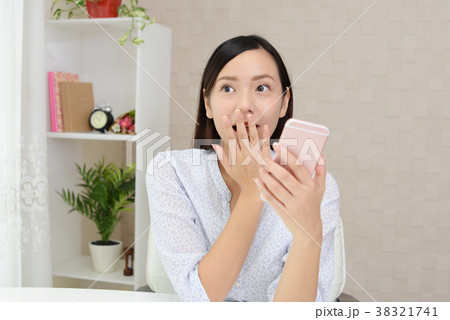 スマートフォンを持つ女性 38321741