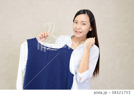 衣類を持つ女性 衣類を持つ女性 38321755