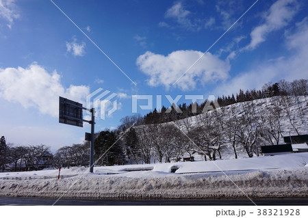 車道 青空 雪 除雪 車道 青空 雪 除雪 38321928