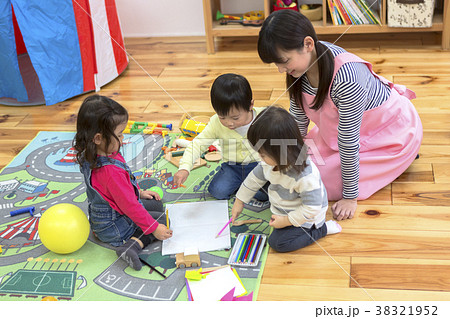 お絵描きする子供たちの写真素材