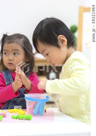 粘土で遊ぶ子供たち 粘土で遊ぶ子供たち 38321964