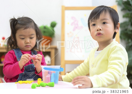 粘土で遊ぶ子供たち 粘土で遊ぶ子供たち 38321965