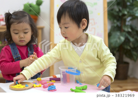 粘土で遊ぶ子供たち 粘土で遊ぶ子供たち 38321969
