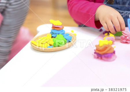 粘土で遊ぶ子供たち 粘土で遊ぶ子供たち 38321975