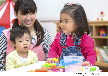 粘土で遊ぶ子供たち 38321977