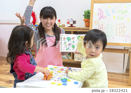 英語の勉強をする子供たち 英語の勉強をする子供たち 38322421