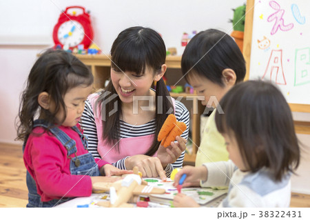 英語の勉強をする子供たち 英語の勉強をする子供たち 38322431