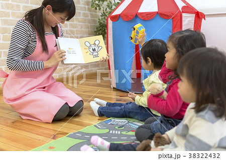 絵本を読んでもらう子供たち 38322432
