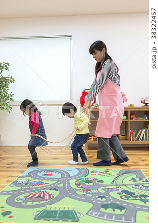 電車ごっこする子供たち 38322457