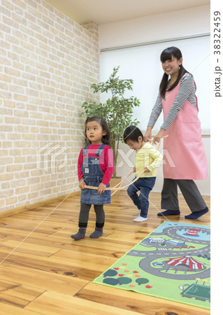 電車ごっこする子供たち 電車ごっこする子供たち 38322459