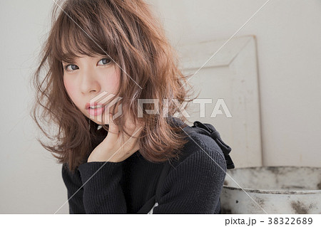 巻き髪 ボブスタイル 日本人 女性の写真素材 3226