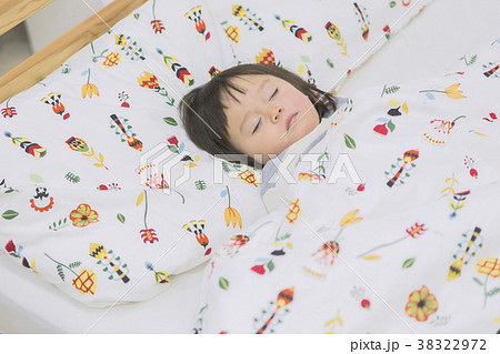 寝ている女の子の写真素材