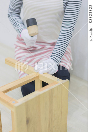 DIYをする女性 DIYをする女性 38323322