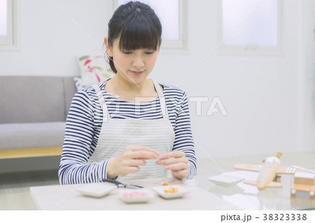 アクセサリーを手作りする女性 38323338