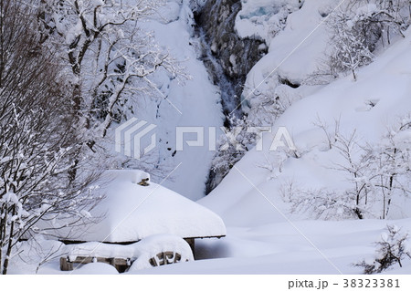 夕暮れ迫る谷間 雪に埋もれた水車小屋と七滝 夕暮れ迫る谷間 雪に埋もれた水車小屋と七滝 38323381