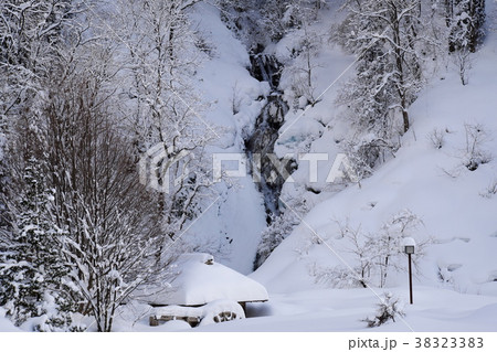 夕暮れ迫る谷間　雪に埋もれた水車小屋と七滝 38323383