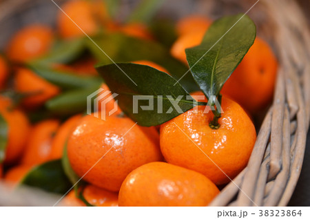 Tangerines fruits with leaves 38323864
