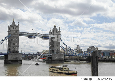 〔ロンドン〕 タワーブリッジ 38324245