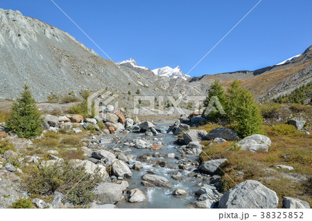 スイス・フィンデル川 (Findeln, Unterrothorn) スイス・フィンデル川 (Findeln, Unterrothorn) 38325852