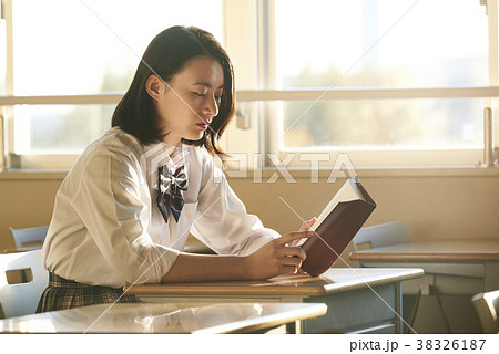 放課後に読書する女子学生の写真素材