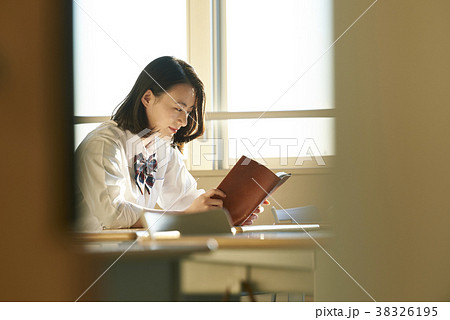放課後に読書する女子学生の写真素材