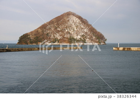 青森港浅虫地区(浅虫観光港)から見た、浅虫温泉の象徴とも言われる「湯の島」。 38326344