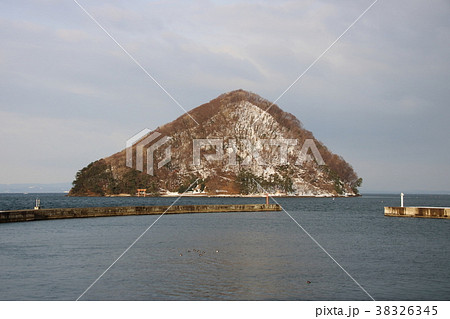 青森港浅虫地区(浅虫観光港)から見た、浅虫温泉の象徴とも言われる「湯の島」。 38326345