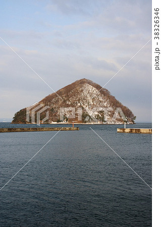 青森港浅虫地区(浅虫観光港)から見た、浅虫温泉の象徴とも言われる「湯の島」。 青森港浅虫地区(浅虫観光港)から見た、浅虫温泉の象徴とも言われる「湯の島」。 38326346