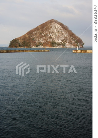 青森港浅虫地区(浅虫観光港)から見た、浅虫温泉の象徴とも言われる「湯の島」。 青森港浅虫地区(浅虫観光港)から見た、浅虫温泉の象徴とも言われる「湯の島」。 38326347