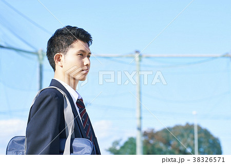 校庭に立つ男子校生 校庭に立つ男子校生 38326571