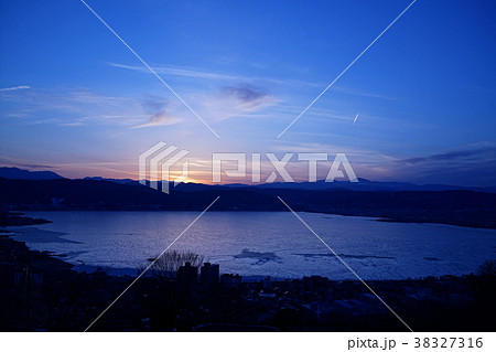 御神渡りが走る諏訪湖【立石公園より撮影】 38327316