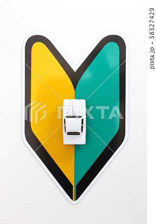 初心者マークと自動車 38327429