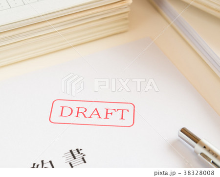 ドラフト DRAFT 山積みの書類 表紙 契約書 仮 ドラフト DRAFT 山積みの書類 表紙 契約書 仮 38328008