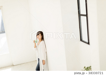 コーヒーを飲む女性 38330721