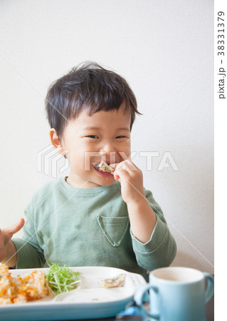 ご飯を食べる子供 38331379
