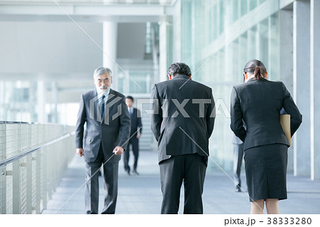 ビジネスマン　幹部社員　社長イメージ　会長　ビジネスイメージ 38333280