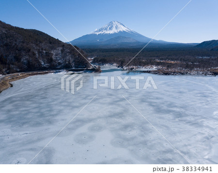 凍った精進湖 38334941