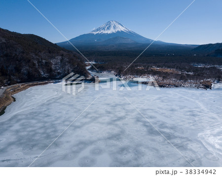 凍った精進湖 38334942