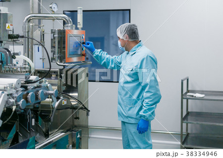 scientist configures control panelの写真素材 [38334946] - PIXTA