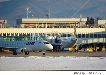 地方空港の見送り風景 38335070