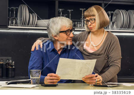 Senior couple calculate their bills 38335619