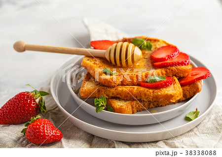 French toast with honey and strawberries French toast with honey and strawberries 38338088