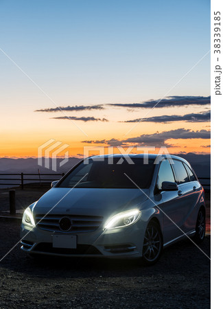 白い車と朝焼けの山並み風景 38339185