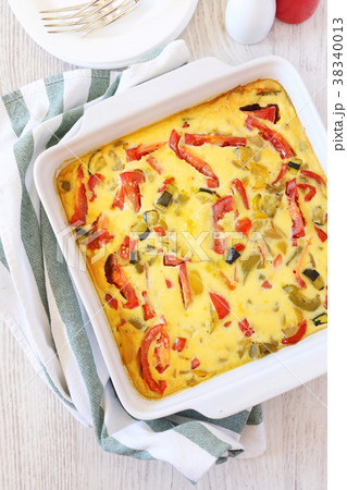 Vegetable clafoutis with bell pepper and zucchini 38340013