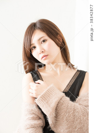 ファーを羽織る女性 38342877