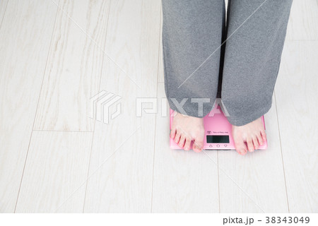 体重を測る女性 38343049